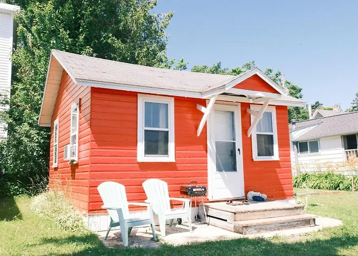 Stylish Cabin By Mackinac